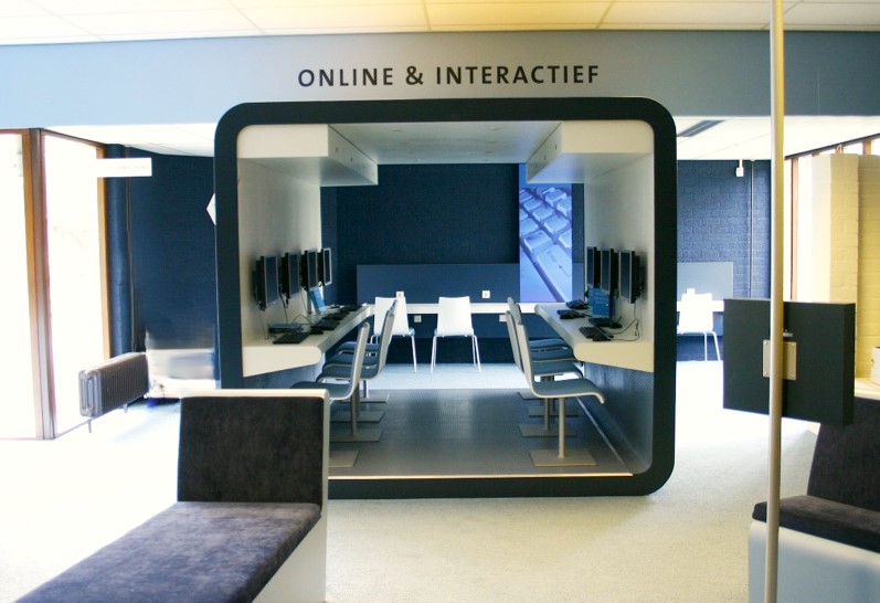 Library zone marked Online en Interactief behind a framed opening
